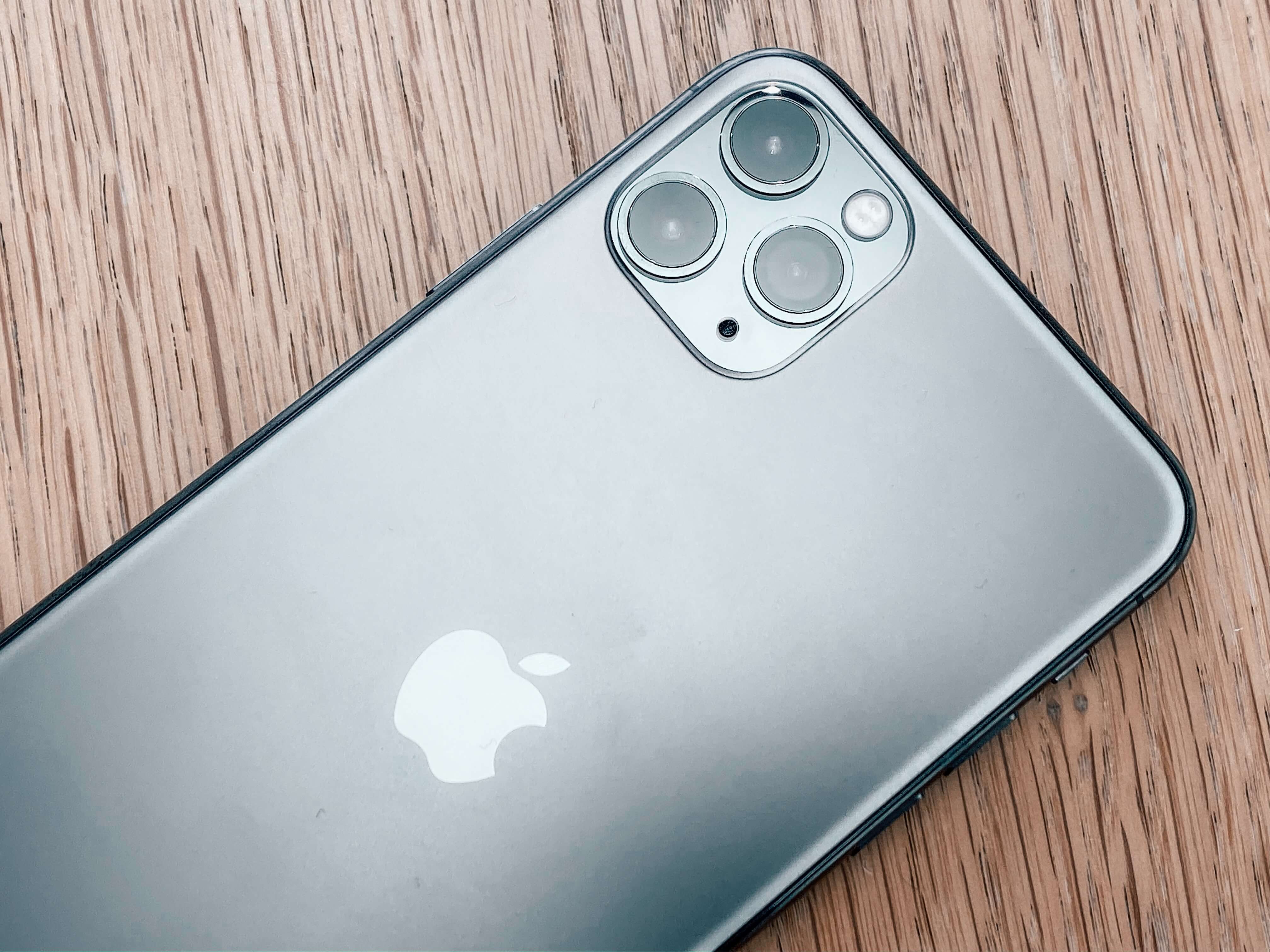 samsung s20 and iphone 11