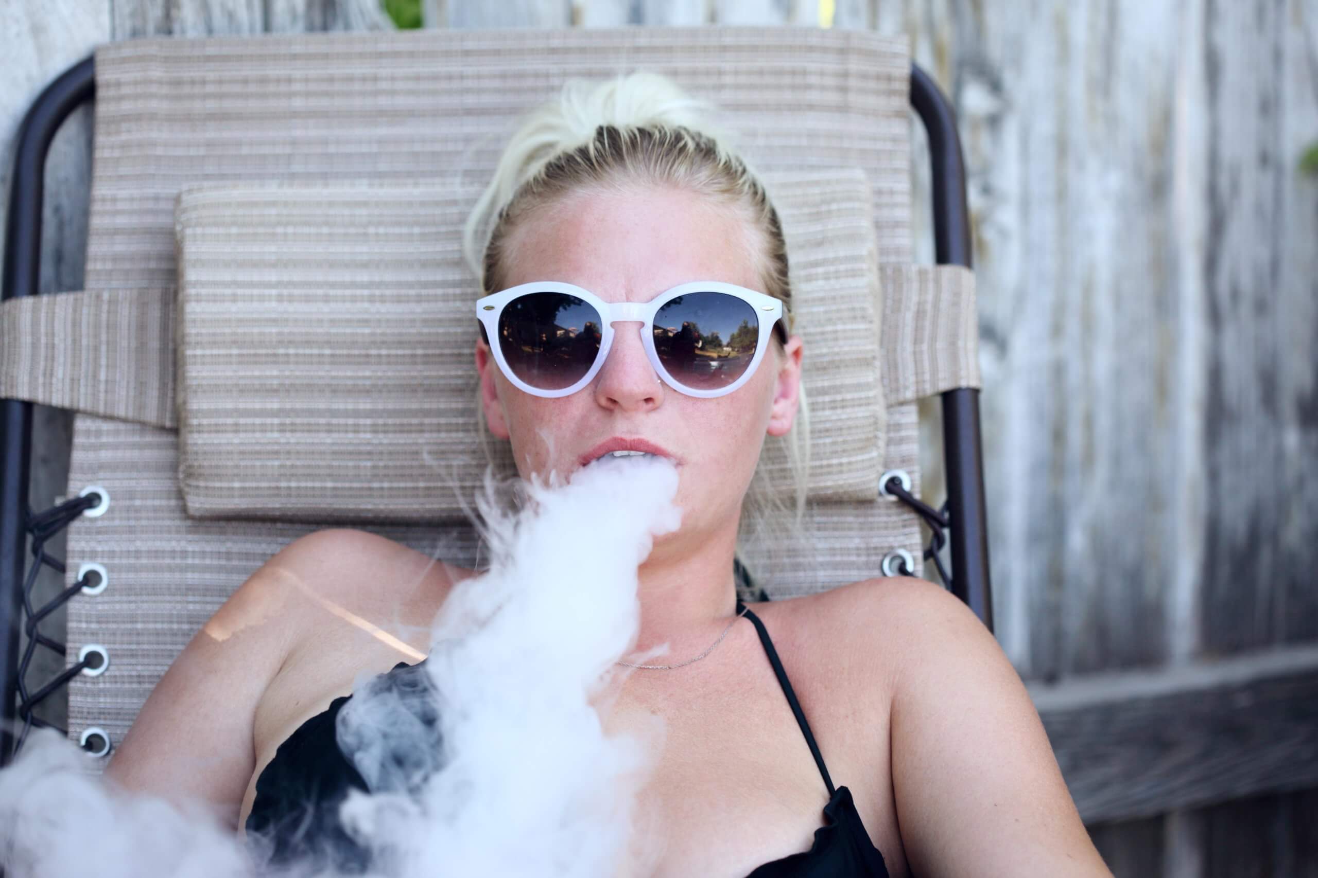 Dampflock 2.0, Frau raucht E-Zigarette
