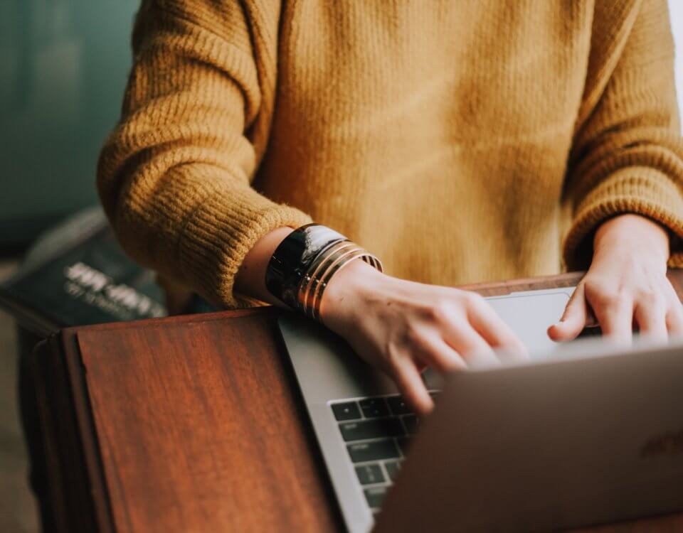 Eine Frau arbeitet an einem Macbook