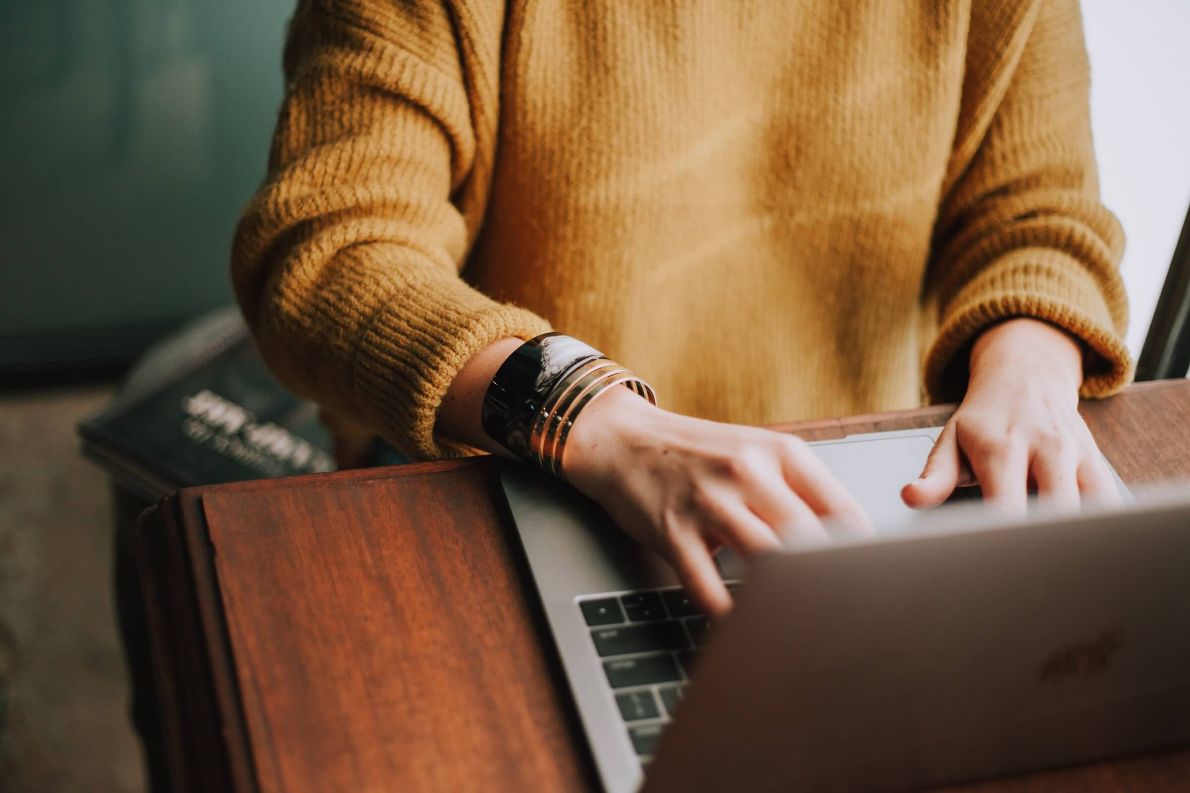 Eine Frau arbeitet an einem Macbook