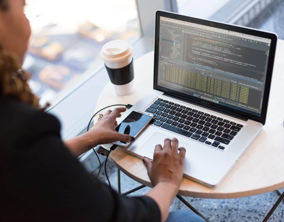 Eine Frau programmiert an einem MacBook