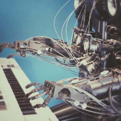 Künstliche Intelligenz: Ein Roboter beim Klavierspielen