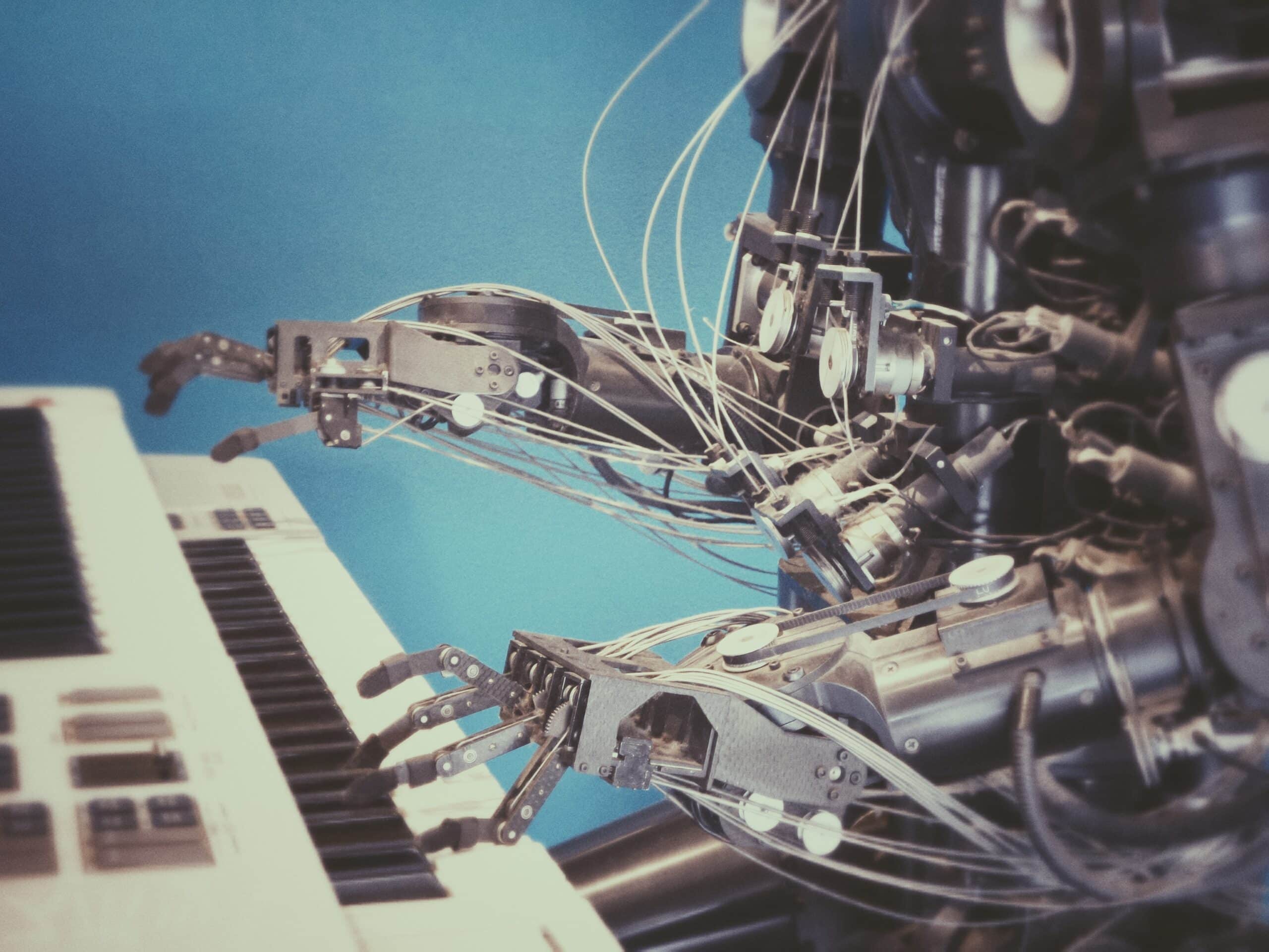 Künstliche Intelligenz: Ein Roboter beim Klavierspielen