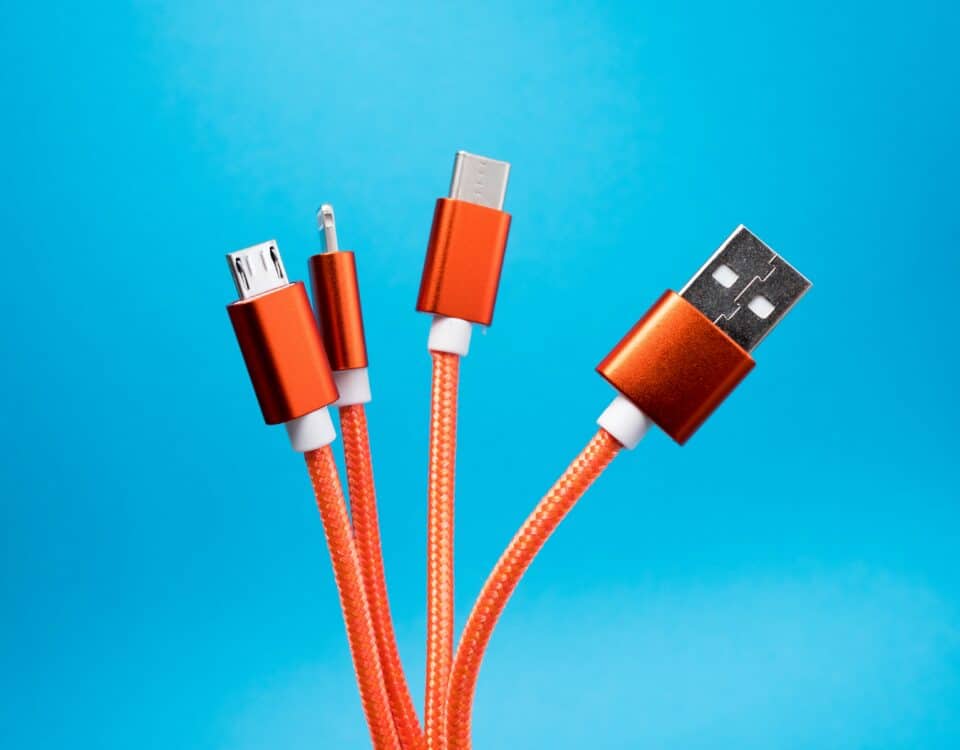 rote USB-Kabel auf blauem Hintergrund