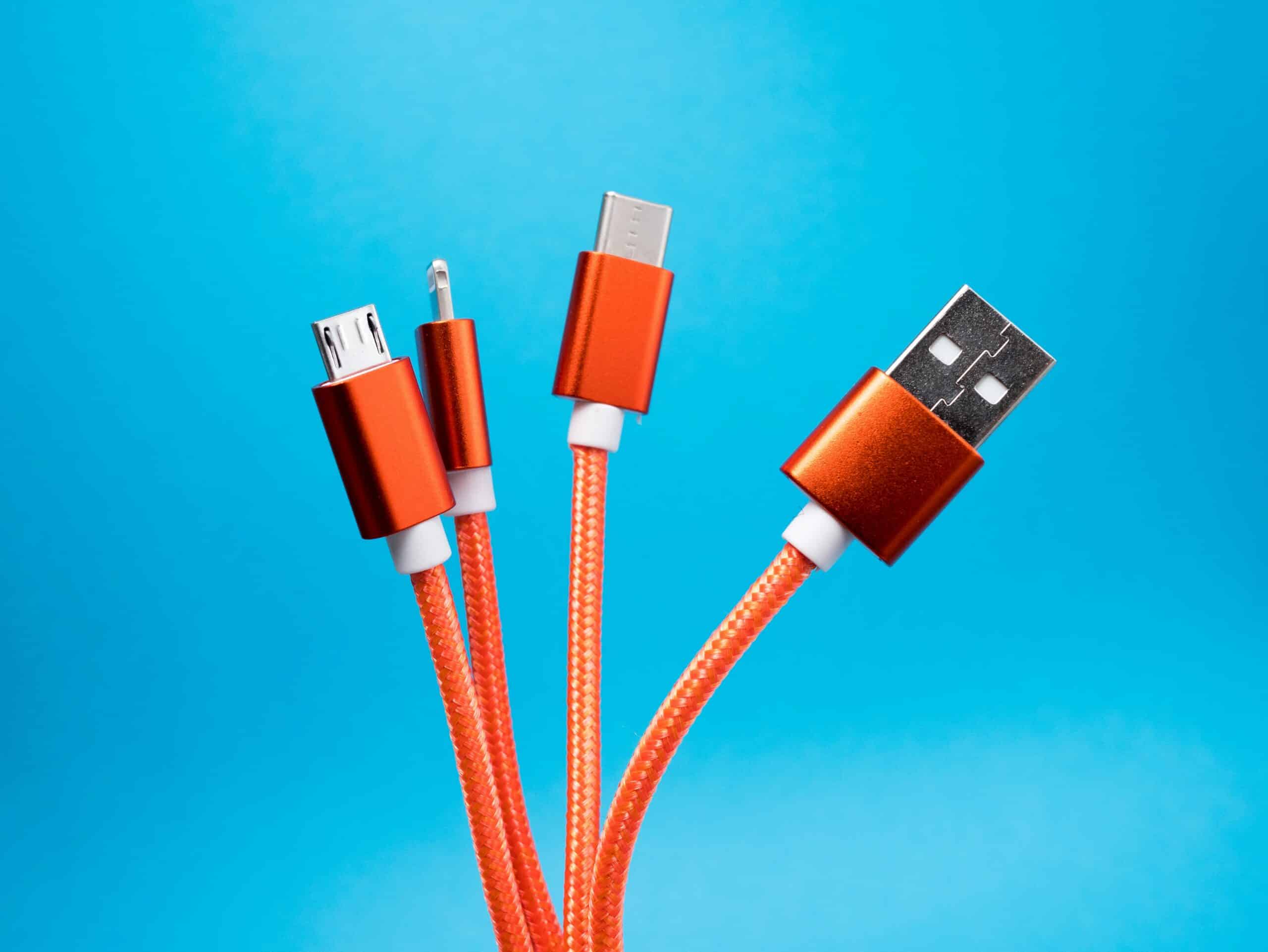 rote USB-Kabel auf blauem Hintergrund